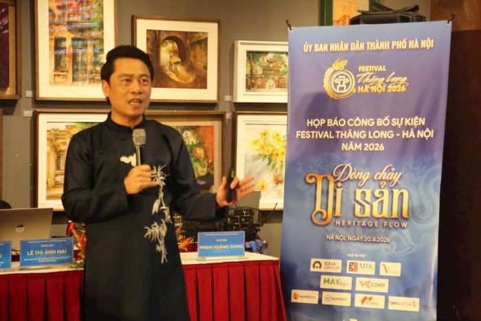 Đạo diễn Phạm Hoàng Giang trao đổi điểm nhấn đặc sắc Festival Thăng Long - Hà Nội 2026. Ảnh: Vi Giáng
