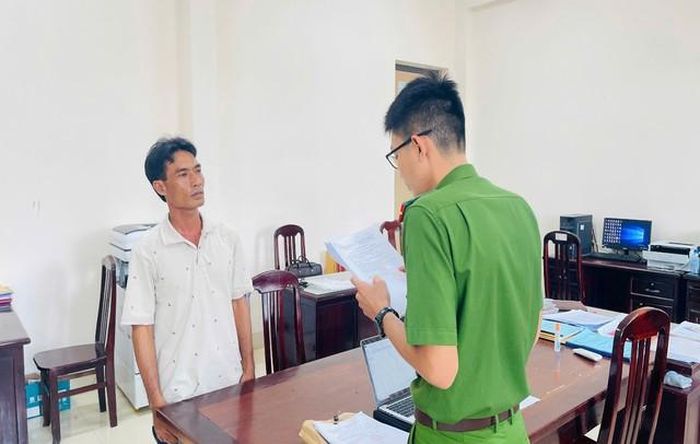 Cơ quan Cảnh sát điều tra tống đạt các quyết định tố tụng đối với bị can Hứa Hoàng Khởi. Ảnh: CACC