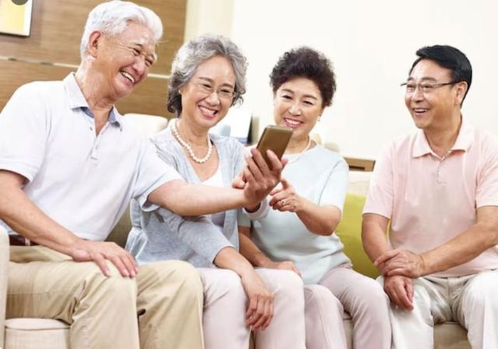 Bạn có thể vui vì con có công việc tốt, thu nhập ổn định, mua được nhà, chăm sóc cha mẹ chu đáo. Nhưng nếu thường xuyên kể về những điều này, vô tình bạn có thể khiến người khác cảm thấy mình đang bị so sánh. Ảnh minh họa