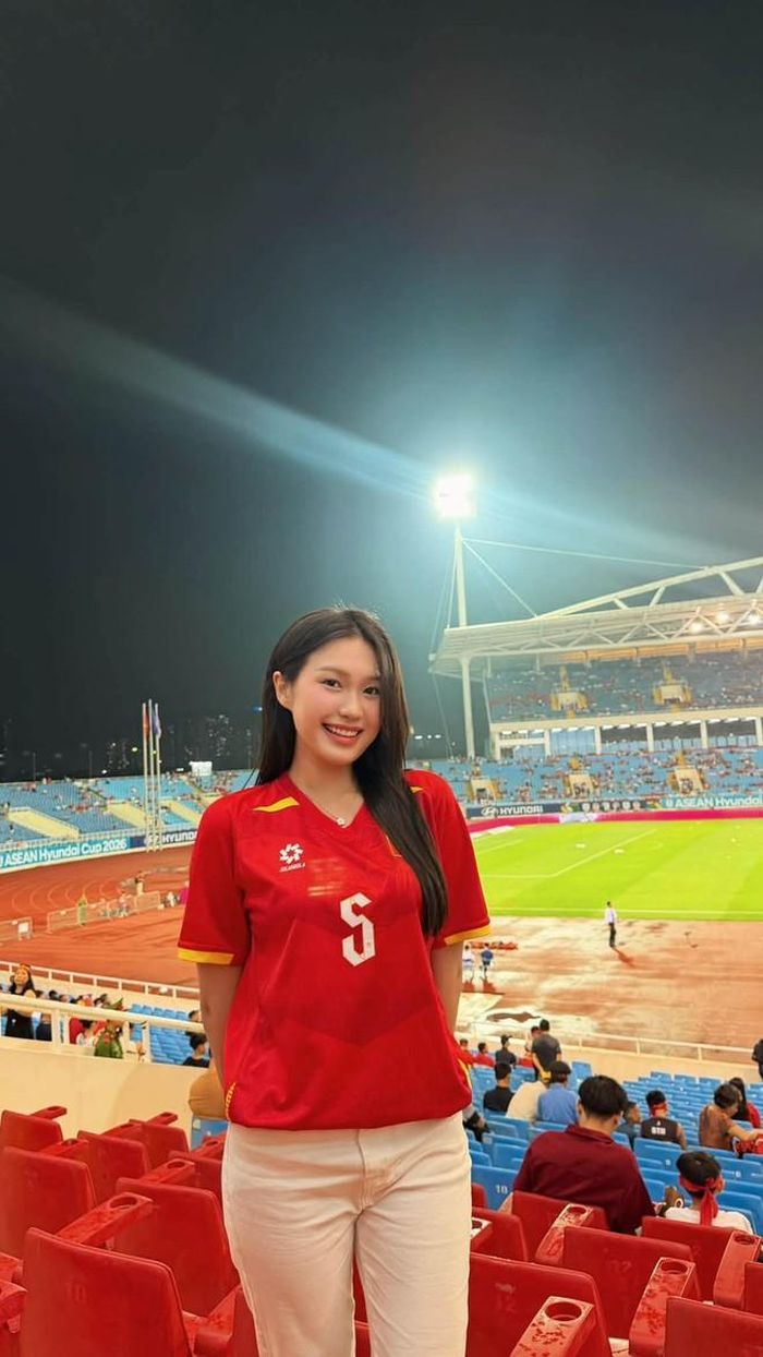 Doãn Hải My đăng ảnh chúc mừng, ủng hộ ông xã Đoàn Văn Hậu sau trận thắng Malaysia tối 19/8.