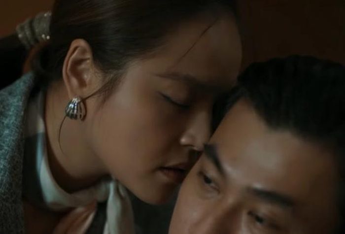 Lan tỏ tình với Cương dù trong lòng cả hai vẫn còn nghi ngờ lẫn nhau. Ảnh VTV