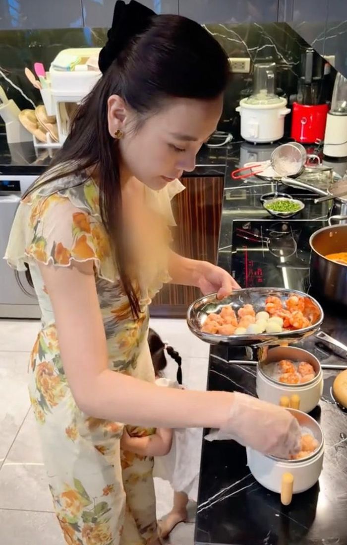 Không chỉ chăm chút cho từng món ăn, Phương Oanh còn xem việc vào bếp là cơ hội để các con trải nghiệm và học hỏi. Ở tuổi lên hai, Jimmy và Jenny thường theo mẹ xuống bếp, khi thì quấn quýt bên mẹ lúc chuẩn bị nguyên liệu, khi lại hào hứng trở thành những "phụ bếp nhí" dưới sự hướng dẫn của mẹ.