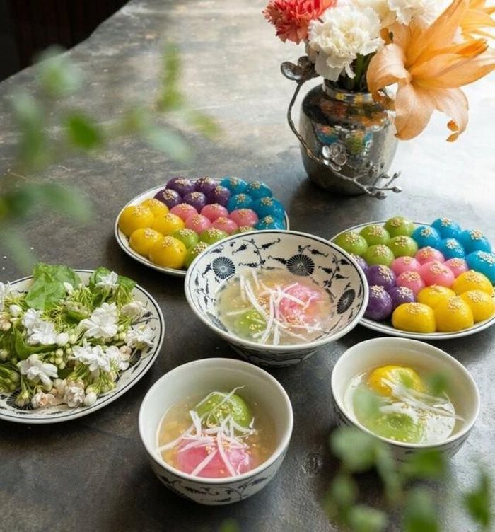 Những đĩa bánh trôi, bánh chay được tạo hình tròn đều với nhiều gam màu tự nhiên như xanh, vàng, tím, hồng.
