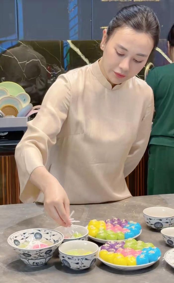 Nữ diễn viên còn khéo léo bày biện bánh cùng nước đường, dừa nạo, mè rang và hoa nhài, cho thấy sự chăm chút trong từng chi tiết.