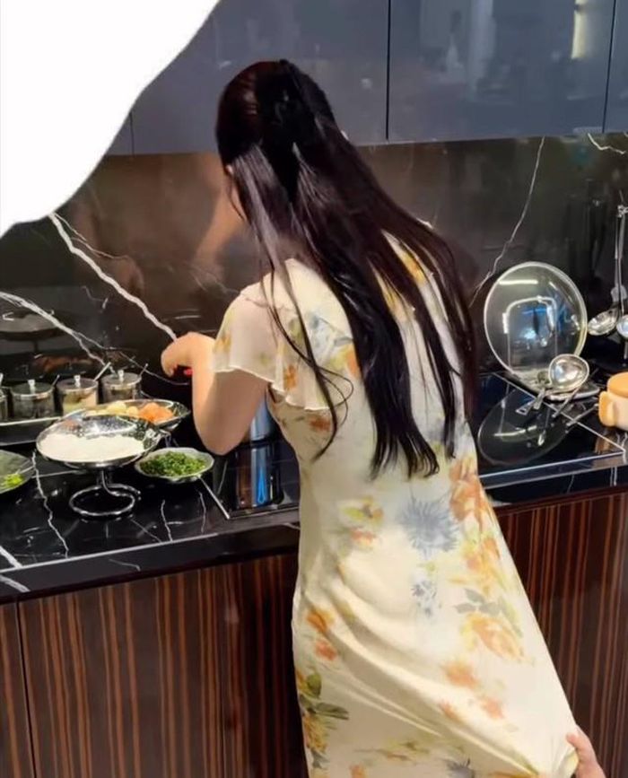 Có các con bên cạnh, Phương Oanh sẽ khó tập trung cho món ăn hơn. Nhưng cô chấp nhận vì đây là cách giúp gắn kết gia đình.