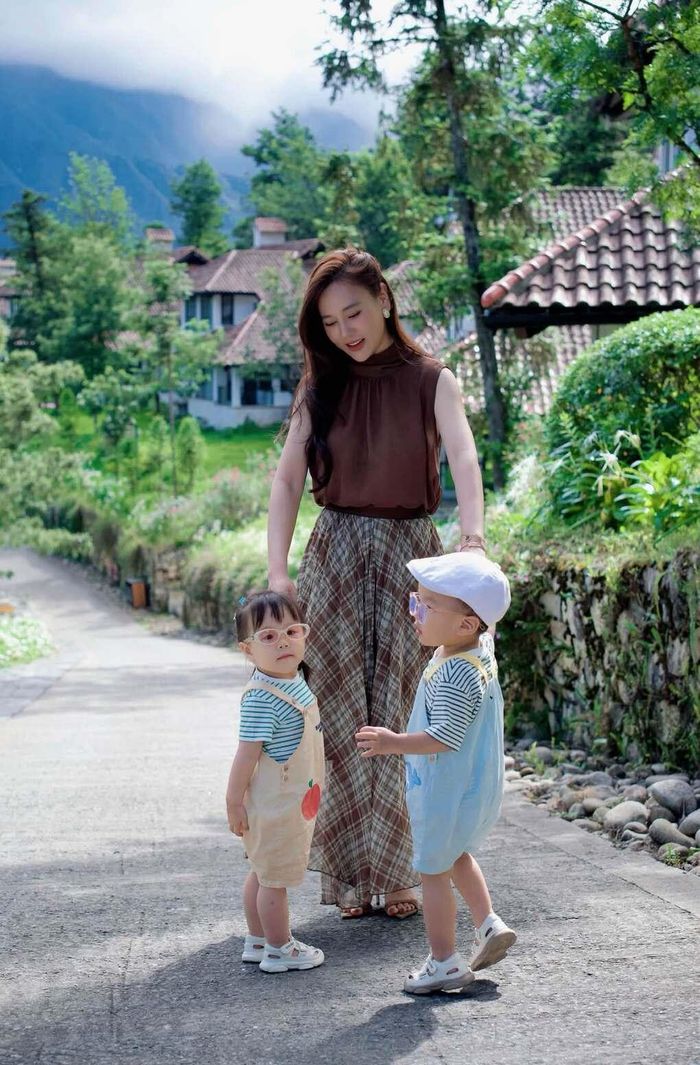 Sau 3 năm làm mẹ, Phương Oanh dành phần lớn thời gian cho căn bếp và các con. Nếu trước đây cô gắn liền với những dự án phim và lịch trình dày đặc, thì hiện tại, phần lớn thời gian của nữ diễn viên xoay quanh hai con nhỏ và những sinh hoạt thường nhật của gia đình. Phụ nữ Mới đưa tin.