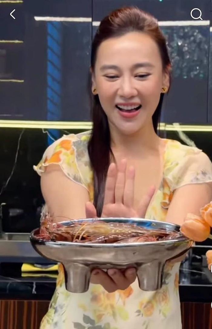 Là người yêu thích nấu nướng từ trước khi lập gia đình, nữ diễn viên hiện dành khá nhiều thời gian trong căn bếp. Trên trang cá nhân, cô thường chia sẻ những bữa cơm tự tay chuẩn bị, đồng thời xây dựng thực đơn riêng cho hai con theo từng giai đoạn ăn dặm, ăn thô và tập ăn cùng gia đình.