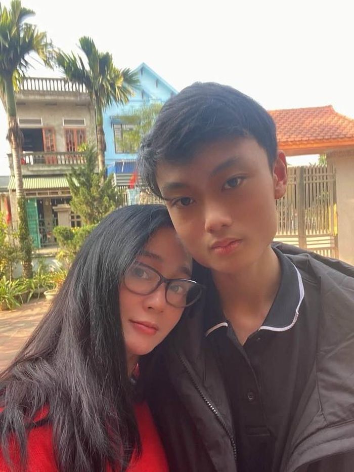 NSƯT Quách Thu Phương và con trai ở thời điểm hiện tại.