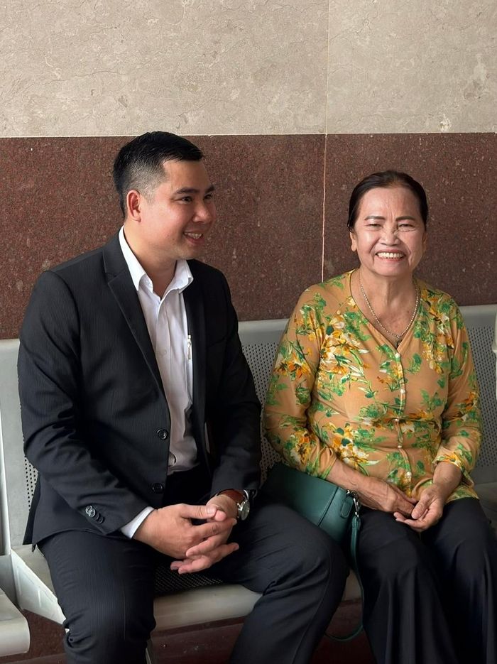 Bà Ánh và luật sư tại tòa.