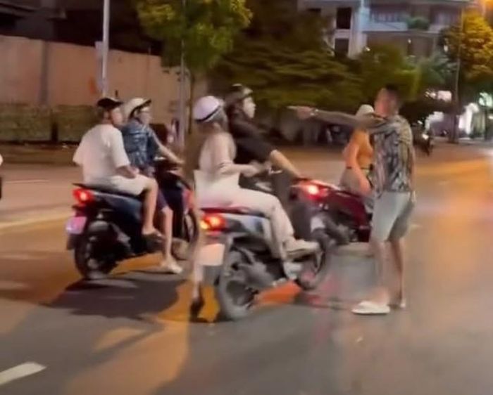 Người đàn ông liên tục chửi bới, hành hung nam thanh niên trên đường. Ảnh cắt từ video