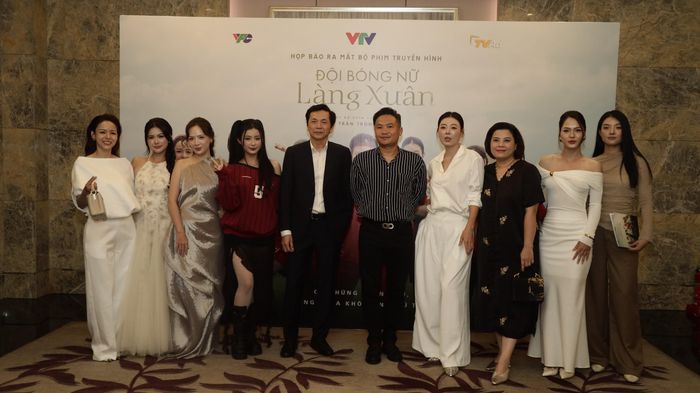 Đạo diễn và dàn diễn viên phim Đội bóng nữ làng Xuân.
