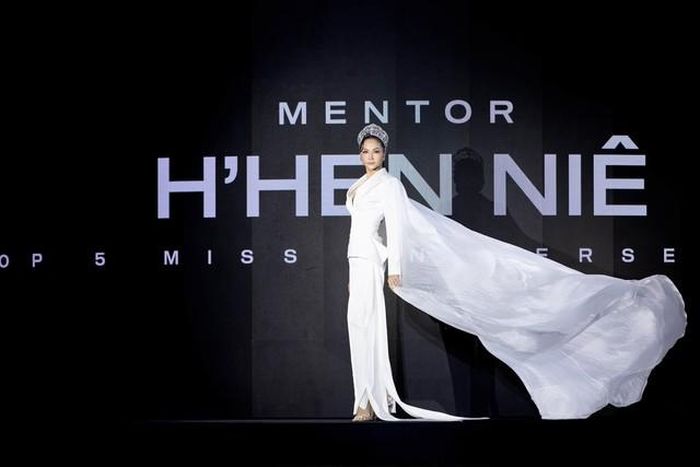 H'Hen Niê thừa nhận vương miện đội trên đầu và giày cao gót sải bước là hai thứ quan trọng trong sự nghiệp của cô.
