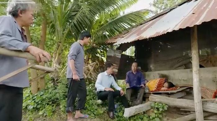 Chơn nỗ lực khuyên chú Tám không bán đất. Ảnh VTV