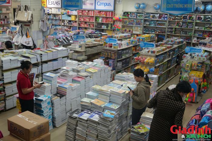 Các trường ở Nghệ An dự kiến xây dựng tủ sách dùng chung, tận dụng sách giáo khoa đã qua sử dụng để hỗ trợ học sinh. (Ảnh: Song Hoàng)