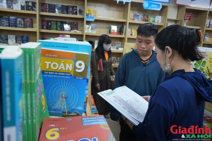 Học sinh kiểm tra danh mục sách cần mua sau khi xác định tổ hợp và môn học. (Ảnh: Song Hoàng)