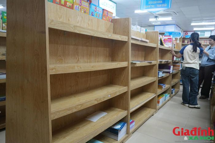 Sách giáo khoa lớp 10 được tìm mua nhiều nhưng một số đầu sách đang tạm hết hàng. (Ảnh: Song Hoàng)