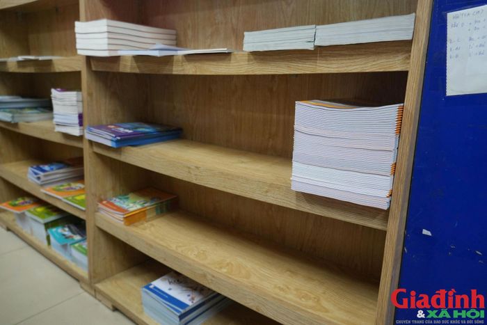 Nhiều kệ sách giáo khoa tại một số nhà sách ở Nghệ An gần như trống trước thềm năm học mới. (Ảnh: Song Hoàng)