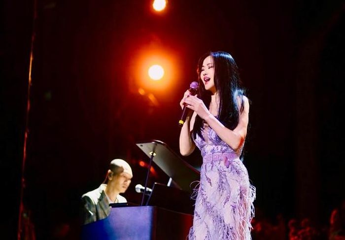 Diva Hồng Nhung gây chú ý khi chia sẻ hình ảnh biểu diễn trên sân khấu. Sau biến cố sức khỏe, Diva Hồng Nhung tiếp tục với đam mê nghệ thuật và luôn tràn đầy năng lượng mỗi khi xuất hiện.