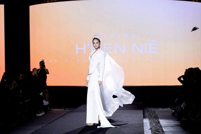H'Hen Niê đội chiếc vương miện trị giá 2,7 tỷ đồng, là phần thưởng nhận được khi đăng quang Hoa hậu Hoàn vũ Việt Nam 2017.
