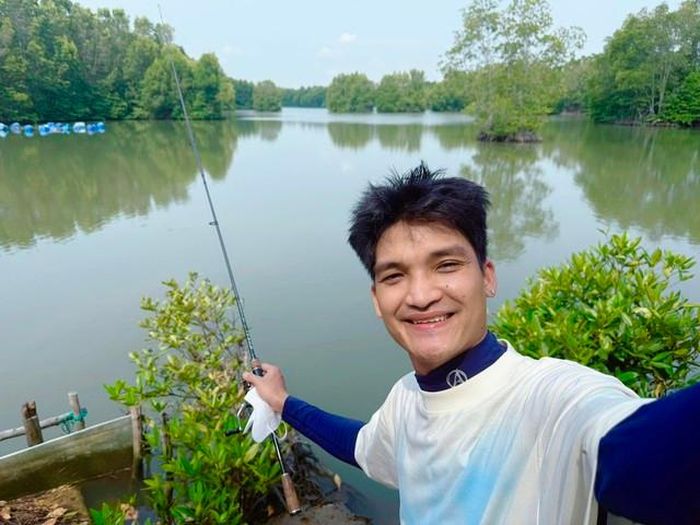 Mạc Văn Khoa mới đăng tải một video nhằm chia sẻ cụ thể về tin đồn nợ 100 tỷ ảnh hưởng đến cuộc sống và công việc của anh. "Chẳng qua một số cửa hàng hết hợp đồng thì phải đóng cửa, nhưng tôi vẫn kinh doanh bình thường. Đang yên đang lành, đi câu cá mà vợ gửi clip đồn tôi vỡ nợ 100 tỷ. Thật sự không phải", Mạc Văn Khoa nói rõ.