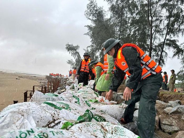 Áp thấp nhiệt đới đang mạnh lên, các tỉnh thành phố ven biển chuẩn bị ứng phó. Ảnh: H.T