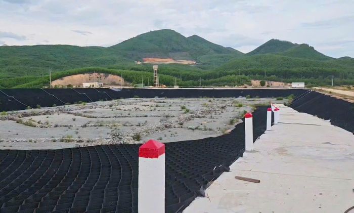 Trong quá trình tổ chức lựa chọn nhà thầu thi công, Ban QLDA không nghiên cứu, xem xét, đánh giá đầy đủ, đúng thực trạng về năng lực tài chính, năng lực xây dựng của các nhà thầu tham gia đấu thầu, dẫn đến lựa chọn nhà thầu kém năng lực khiến cho dự án chậm tiến độ, phải gia hạn thời gian thực hiện dự án nhiều lần. Ảnh: H.Dũng.