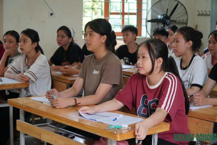 Lớp học miễn phí được tổ chức tại Trường Tiểu học Thanh Đồng, diễn ra 3 buổi mỗi tuần, thu hút đông đảo học sinh, người lao động địa phương tham gia. (Ảnh Song Hoàng)