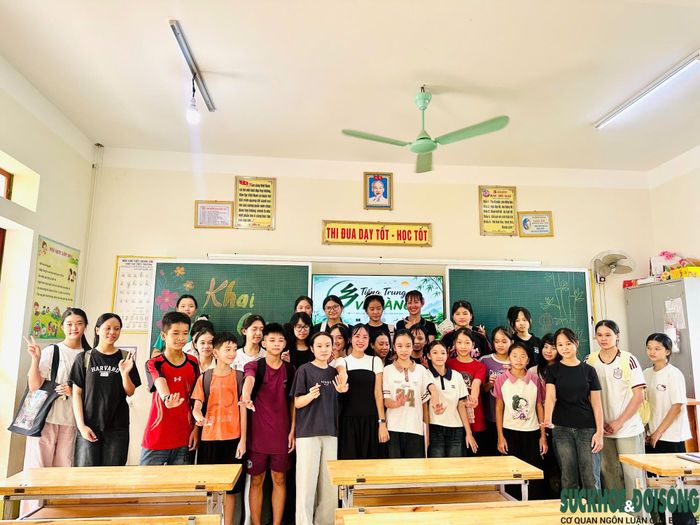 Nguyễn Thị Huyền và các học sinh trong buổi khai giảng dự án "Tiếng Trung về làng". (Ảnh: NVCC)