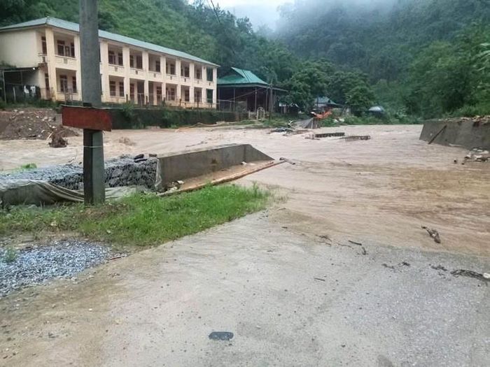 Đường vào 8 bản vùng trong Tam Hợp, xã Tam Thái bị nước lũ dâng chia cắt tạm thời. Ảnh: T.D