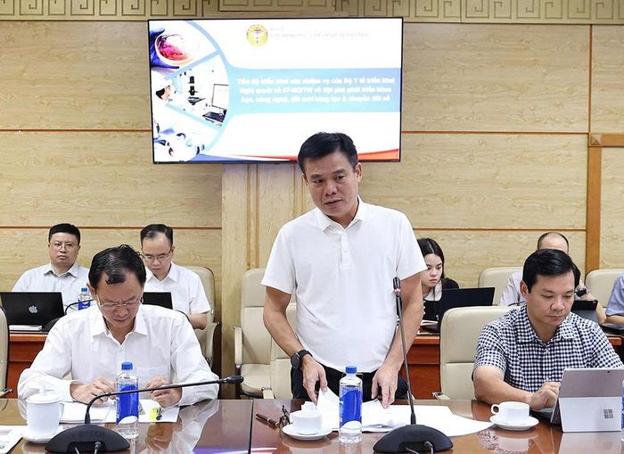 Lãnh đạo Trung tâm Thông tin Y tế Quốc gia báo cáo, làm rõ thêm các nội dung về thực hiện chuyển đổi số y tế. Ảnh: Trần Minh