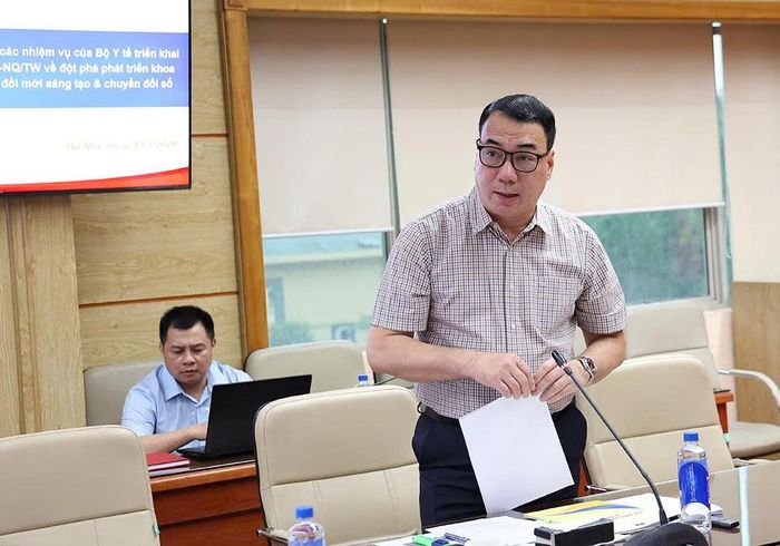 Lãnh đạo Cục Khoa học Công nghệ và Đào tạo báo cáo, làm rõ thêm các nội dung về thực hiện chuyển đổi số y tế. Ảnh: Trần Minh