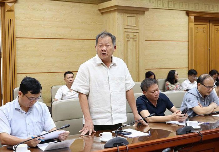 Giám đốc Bệnh viện Hữu nghị Việt Đức Dương Đức Hùng phát biểu tại cuộc họp. Ảnh: Trần Minh