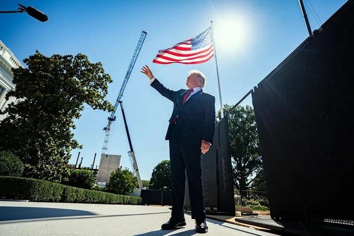 Tổng thống Trump giới thiệu về hai cột cờ mới cùng lớp thảm cỏ chất lượng cao được tài trợ để phục hồi cảnh quan Nhà Trắng sau các sự kiện lớn. Ảnh: Bloomberg