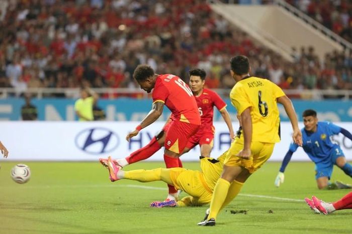Tiền đạo Nguyễn Xuân Son đã lập cú đúp vào lưới ĐT Malaysia sau khi được vào sân. Ảnh: VFF
