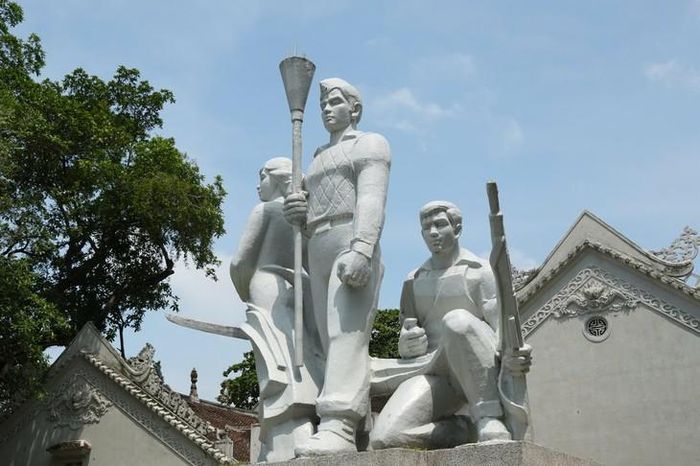 Hình ảnh ba nhân vật của tượng đài.