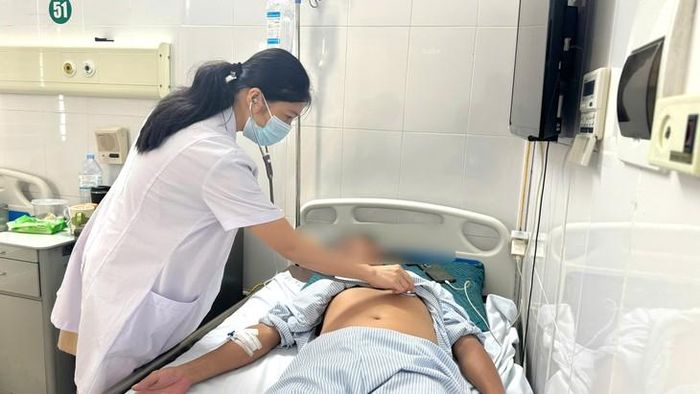 Bệnh nhân nhập viện trong tình trạng liệt cơ tay chân. Ảnh: BVCC
