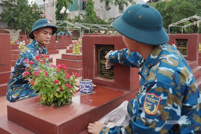 Mỗi phần mộ được các chiến sĩ lau dọn cẩn thận. Ảnh: Tuấn Đạt