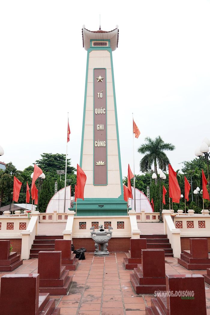 Đài tưởng niệm tại Nghĩa trang liệt sĩ xã Đan Phượng. Ảnh: Tuấn Đạt