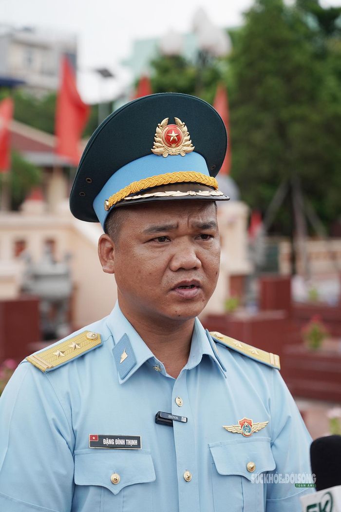 Trung tá Đặng Đình Thịnh, Phó Chính ủy Trung đoàn 260, trao đổi về công tác chuẩn bị. Ảnh: Tuấn Đạt