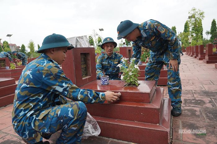 Tỉ mỉ lau dọn, hoàn thiện những phần việc cuối cùng trước khi khai quật. Ảnh: Tuấn Đạt
