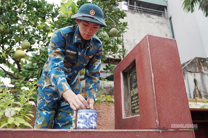 Chiến sĩ kiểm tra, thu dọn chân nhang tại các phần mộ liệt sĩ. Ảnh: Tuấn Đạt