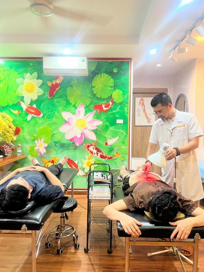  ThS. Lương y Phạm Đức Tuấn thực hiện kỹ thuật Vô Thống Châm (Thiền châm) đả thông kinh lạc cho người bệnh.