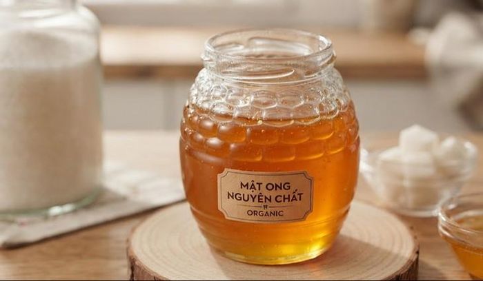 Mật ong có thể là lựa chọn thay thế đường tinh luyện phần nào lành mạnh hơn nhờ chứa thêm một số vi chất dinh dưỡng, nhưng vẫn là một dạng đường và cần được sử dụng có kiểm soát. Ảnh AI