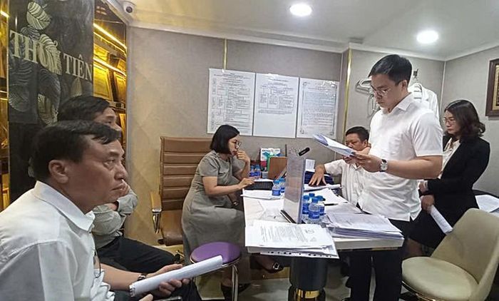 Thư ký đoàn kiểm tra công bố biên bản làm việc. Ảnh: Mimosa.