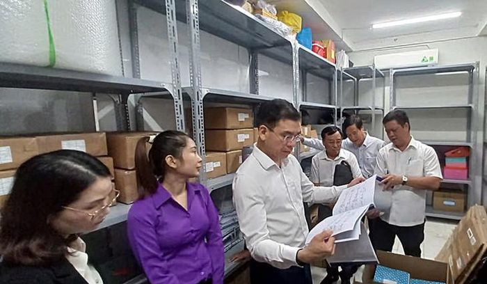 Đoàn kiểm tra thực tế nơi lưu hồ sơ bệnh án. Ảnh: Mimosa.