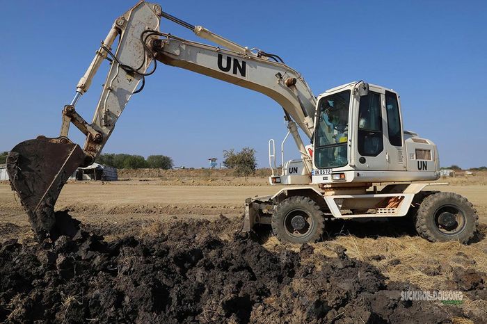 Máy xúc xử lý nền đường trên tuyến Abyei - Agok. Ảnh: Văn Mậu
