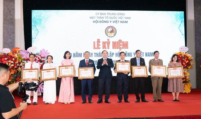 Tại Lễ Kỷ niệm, Trung ương Hội Đông Y Việt Nam cũng trao tặng Danh hiệu thầy thuốc đông y tiêu biểu cho nguyên lãnh đạo Hội Đông y Việt Nam qua các thời kỳ và Khen thưởng các Thầy thuốc Đông y tiêu biểu, cùng các Phòng khám, Phòng chẩn trị Y học cổ truyền tiêu biểu trên toàn quốc.