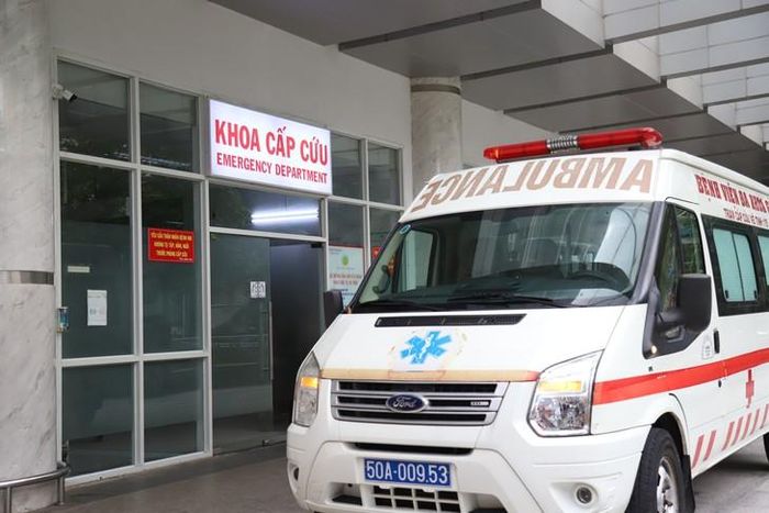 Xe cứu thương vận chuyển người bệnh trong tình trạng tối khẩn, phương tiện có thể được ưu tiên trên tuyến đường, rút ngắn thời gian di chuyển. Ảnh: P.Thương.