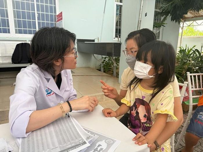 Bác sĩ tư vấn dinh dưỡng trẻ em xã đảo Long Sơn. Ảnh: Huyền Trang.