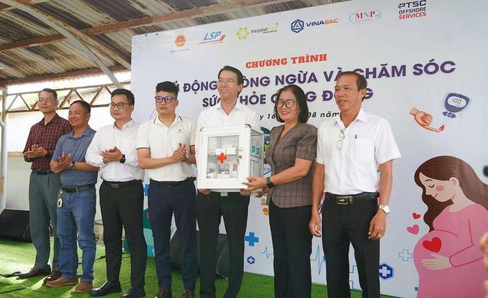Lãnh đạo UBND xã đảo Long Sơn nhận thiết bị y tế từ các đơn vị tài trợ. Ảnh: Huyền Trang.